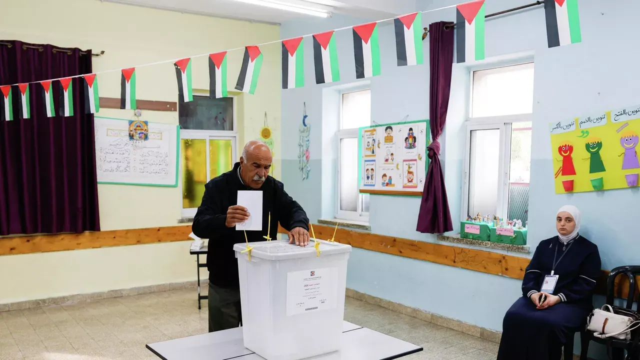 انطلاق أول انتخابات بلدية فلسطينية منذ 20 عاماً في غزة والضفة
