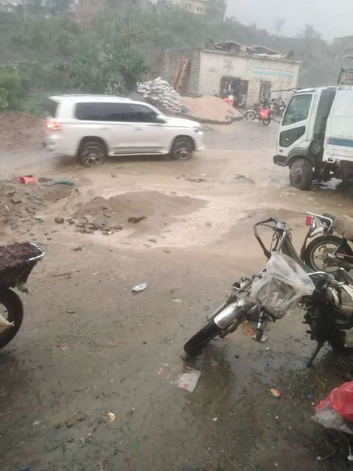 أمطار غزيرة تهطل على حجة