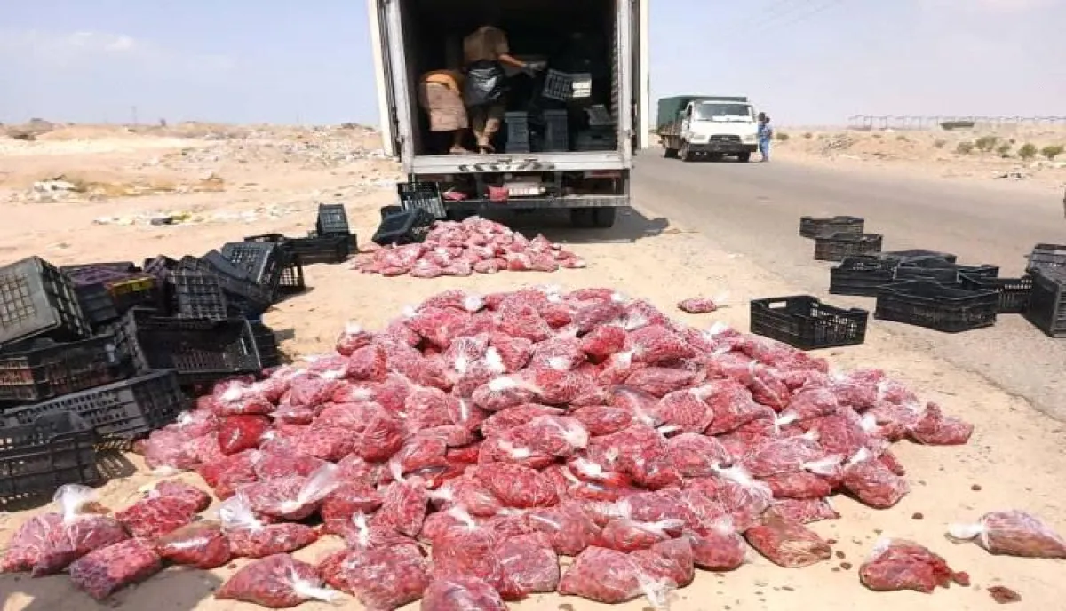 إتلاف كمية كبيرة من الفراولة غير صالحة للإستهلاك الأدمي في مديرية المنصورة بعدن
