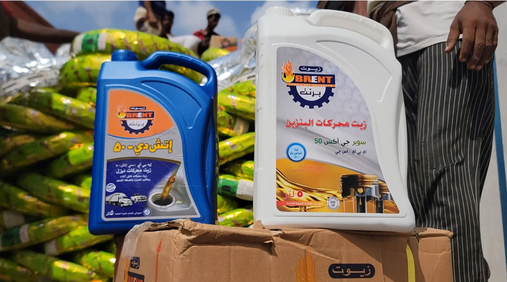ضبط مخالفات في غش زيوت السيارات بمستودع تجاري بلحج