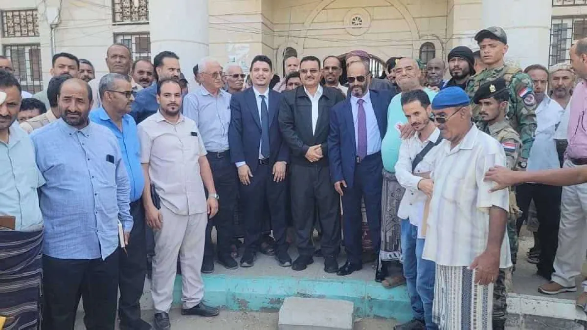 برعاية رئيس الوزراء.. العمري وأمزربة يضعان حجر أساس المرحلة الثانية لتطوير مداخل ميناء عدن