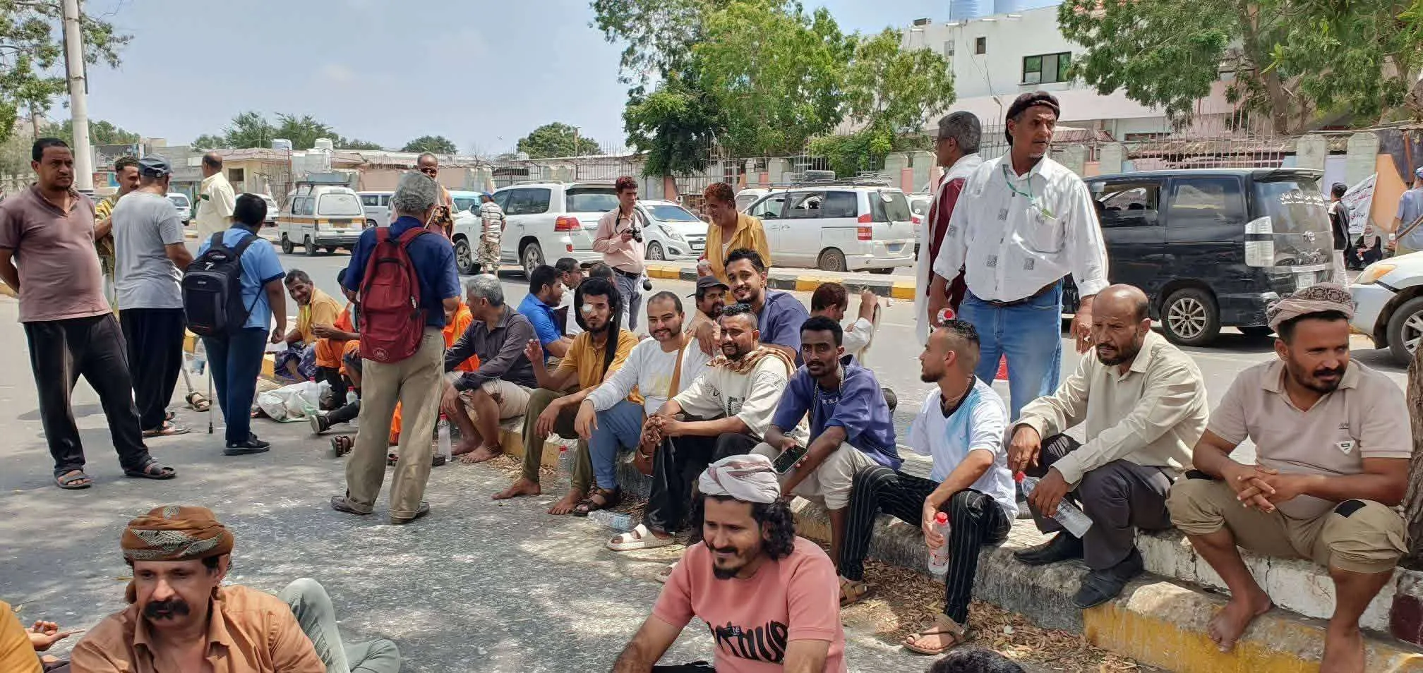عاجل : نزول لجنة من معاشيق للإستماع لمطالب المتظاهرين