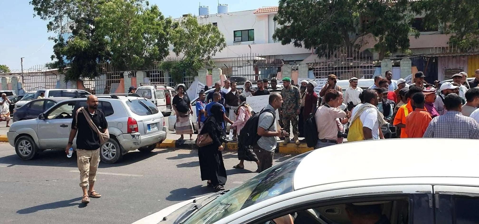 عاجل :بدء إعتصام مفتوح أمام بوابة قصر المعاشيق في عدن(صور)