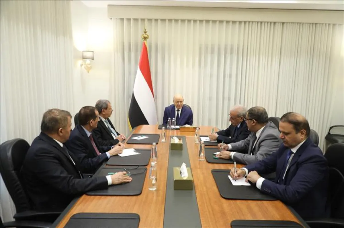 رئيس مجلس القيادة الرئاسي يلتقي رئيس مجلس القضاء الأعلى ورؤساء الهيئات القضائية 
