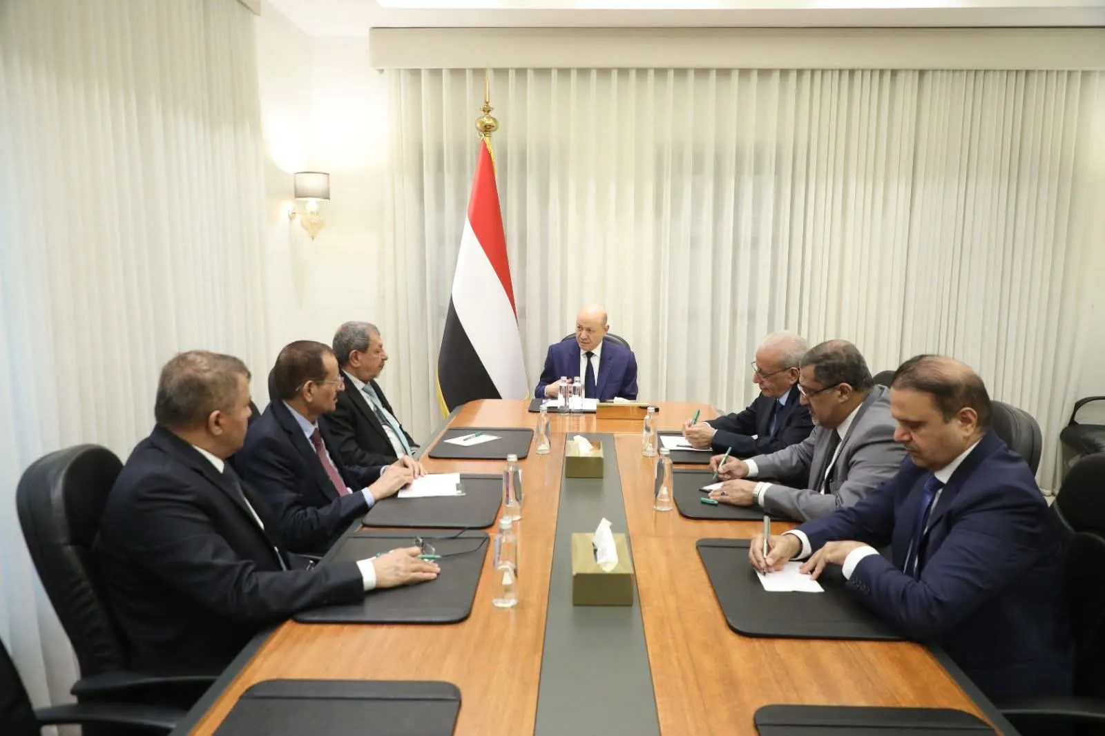 رئيس مجلس القيادة يشيد بالتكامل البناء بين القضاء وسلطة إنفاذ القانون في ردع المخططات الإرهابية