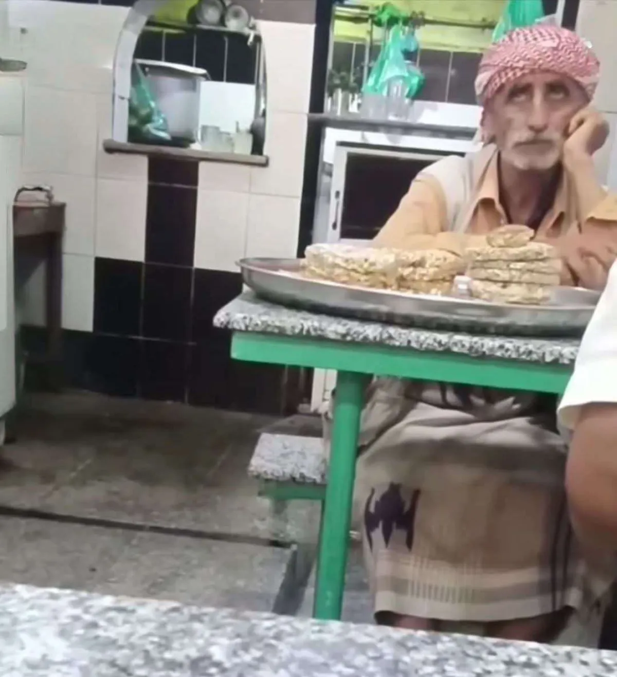 على قارعة الفقر في تعز… مسنّ يبيع الحلوى ويأكل خبزًا يابسًا ليبقى حيًّا