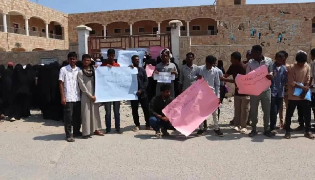 طلاب كلية تربية سقطرى يحتجون للمطالبة بإعادة فتح الكلية 