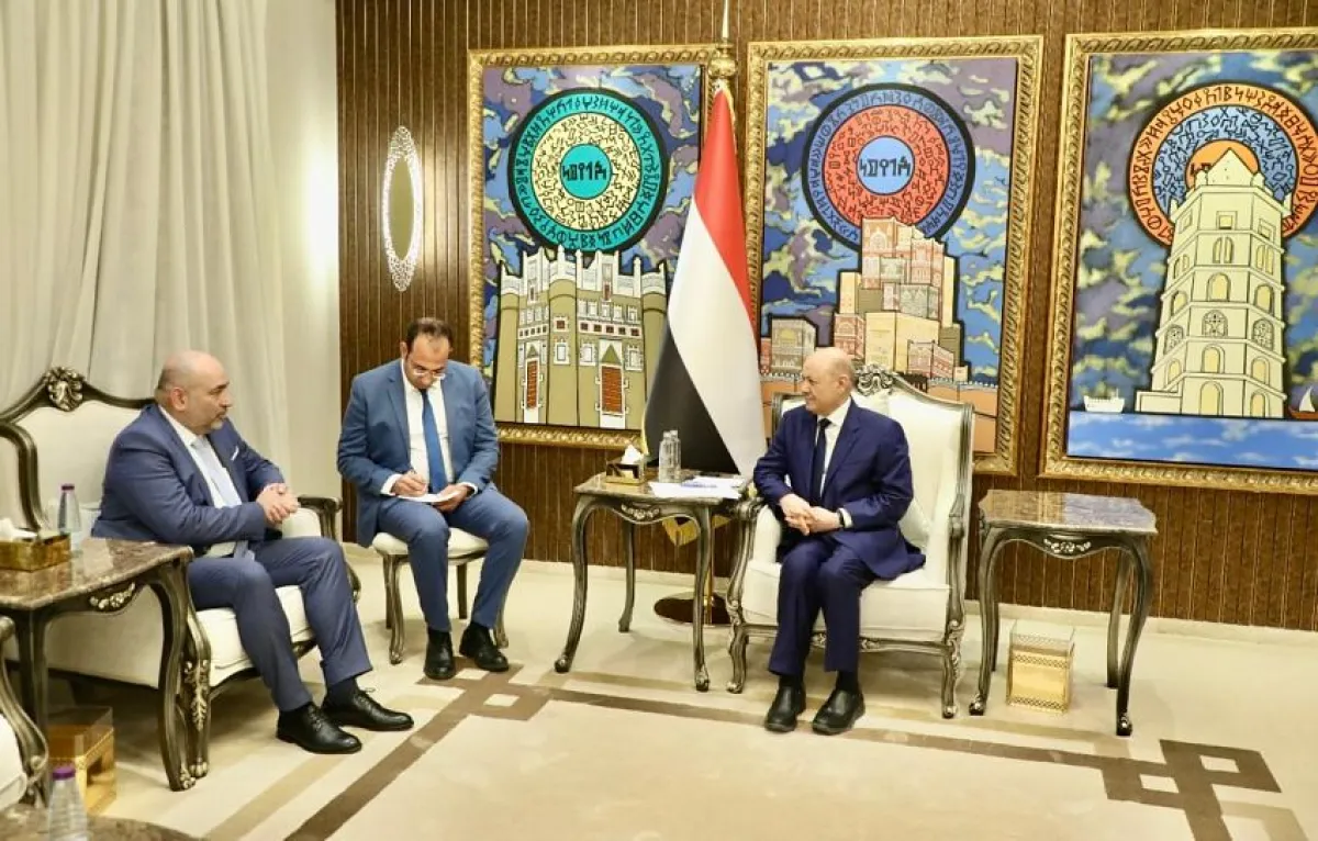 رئيس مجلس القيادة يستقبل نائب رئيس البرلمان الألماني ويبحثان دعم السلام في اليمن