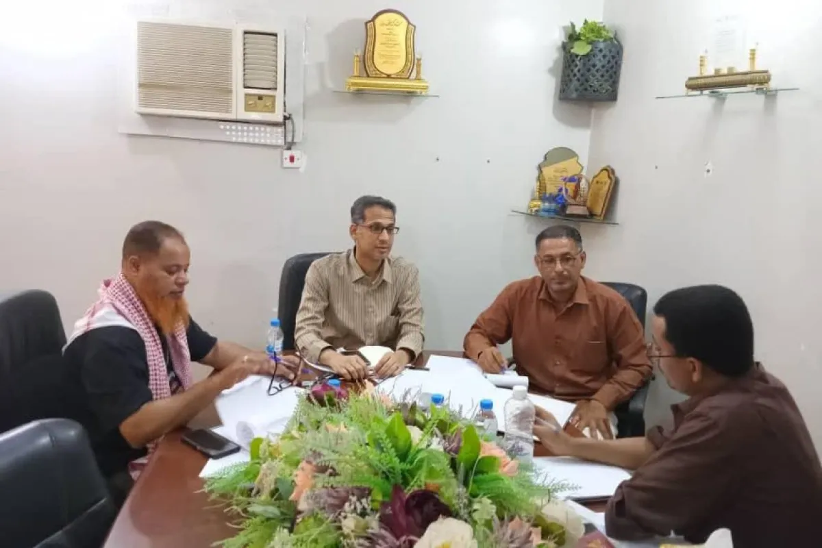 مدير عام الشؤون الاجتماعية والعمل يبحث أوضاع عمال شركة بايونير ويؤكد متابعة المكتب لحل القضايا العالقة 