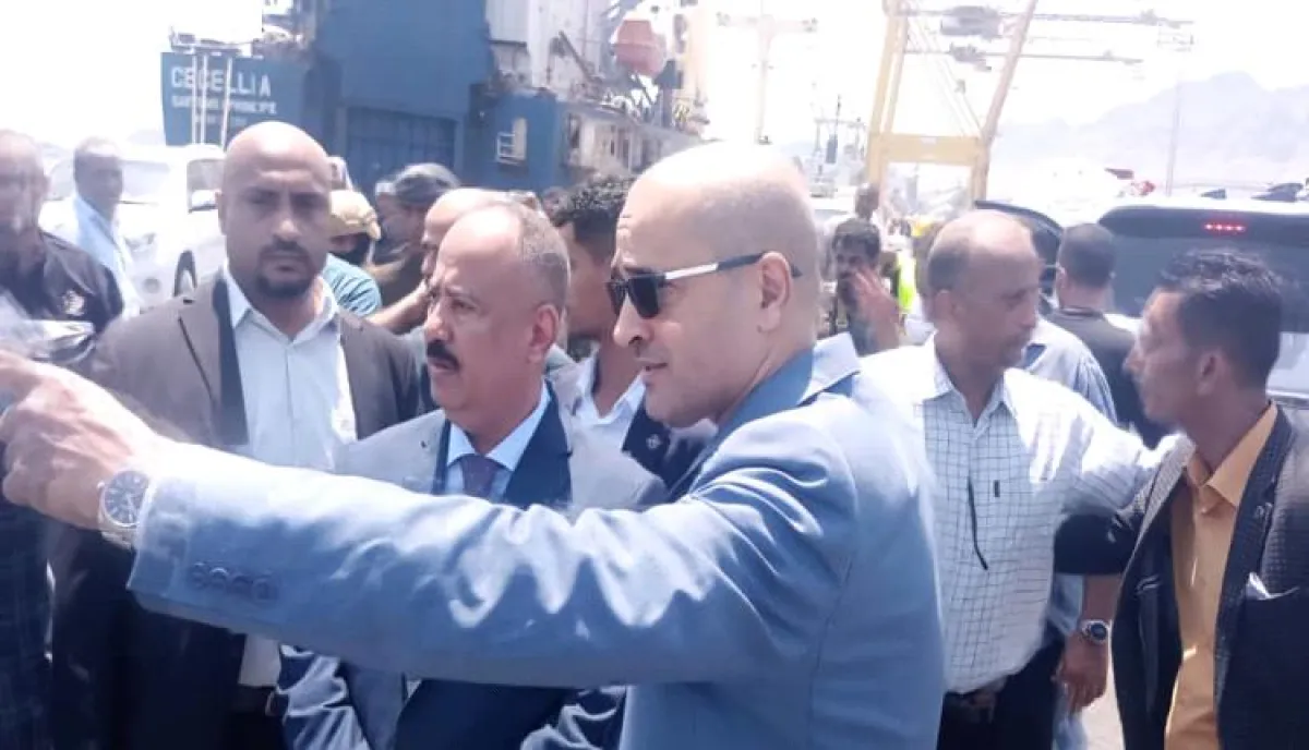 برعاية رئيس الوزراء.. العمري وأمزربة يضعان حجر أساس المرحلة الثانية لتطوير مداخل ميناء عدن (صور)