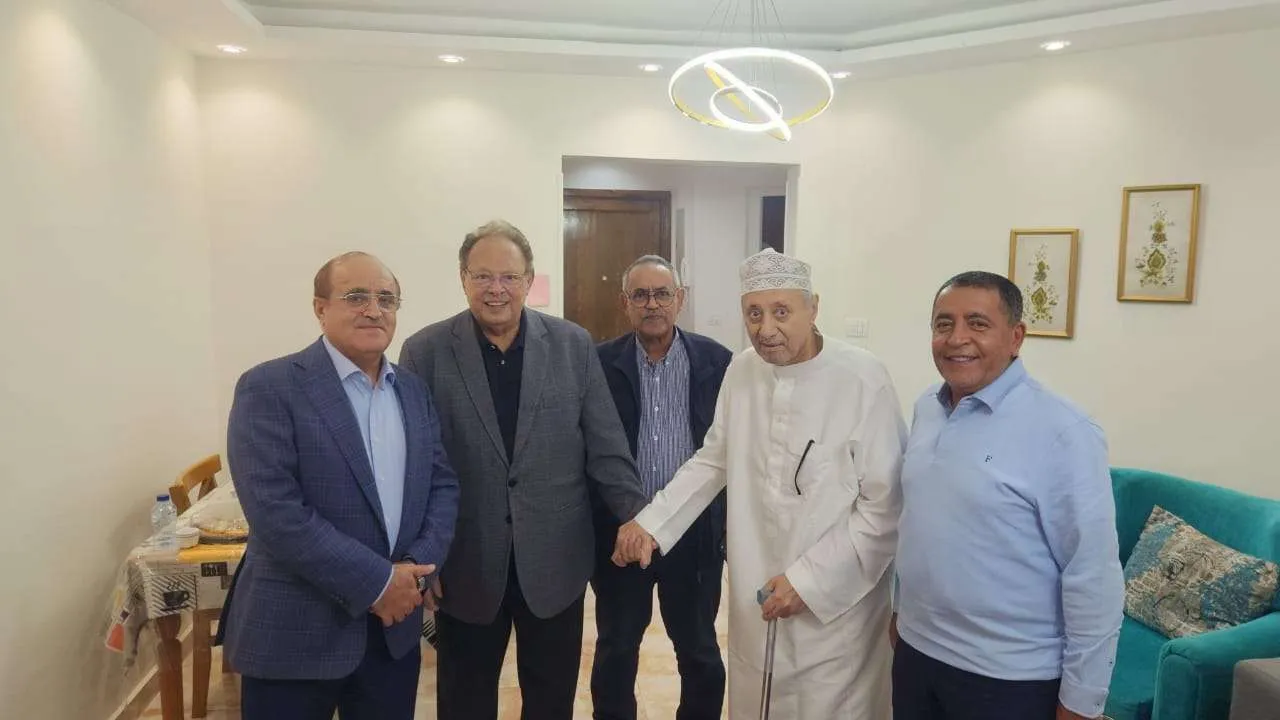 الرئيس علي ناصر يزور الكابتن حسن ذيبان