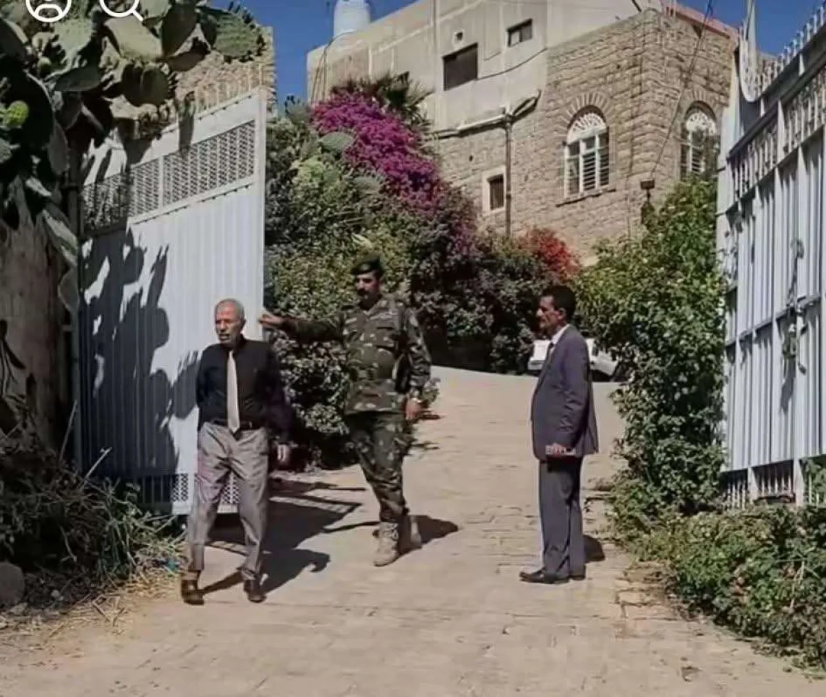 في خطوة فردية تشعل غضبًا واسعًا .. مواطن يغلق شارع حيوي في تعز؛ ما القصة؟