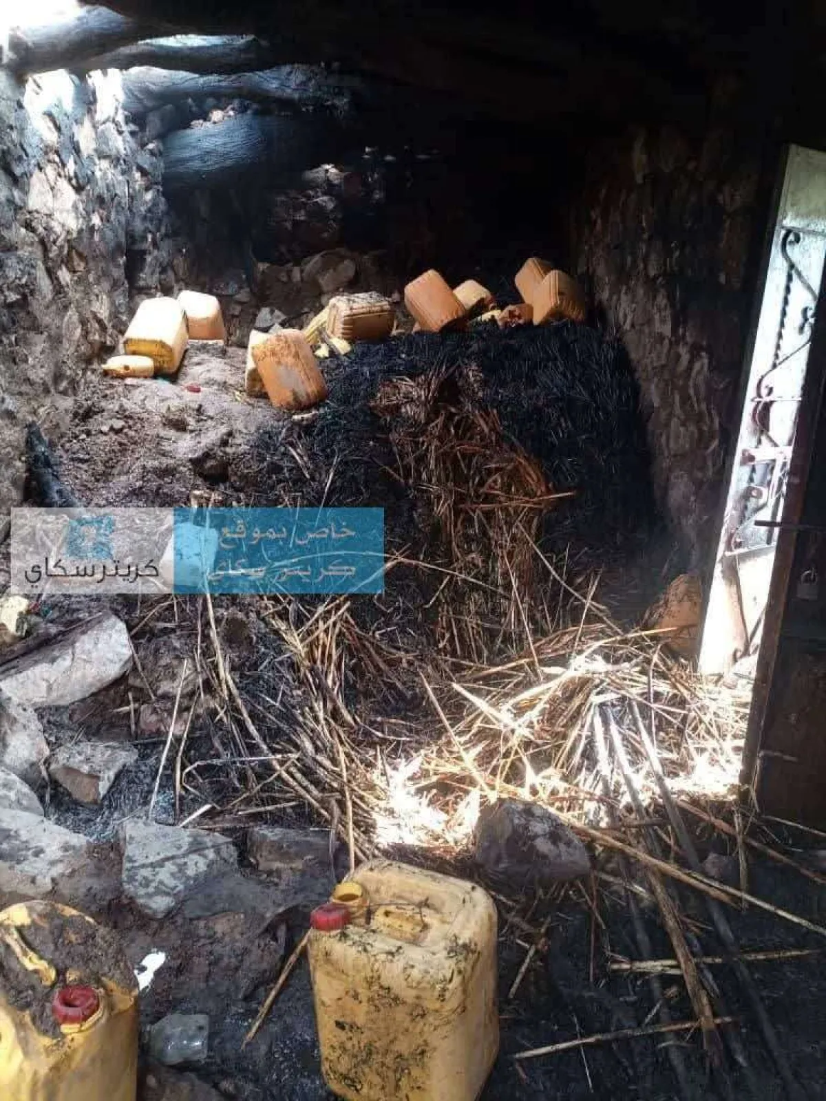 حريق مروع يلتهم منزلًا بسبب انفجار بطارية وخسائر بشرية ومادية كبيرة(صور)
