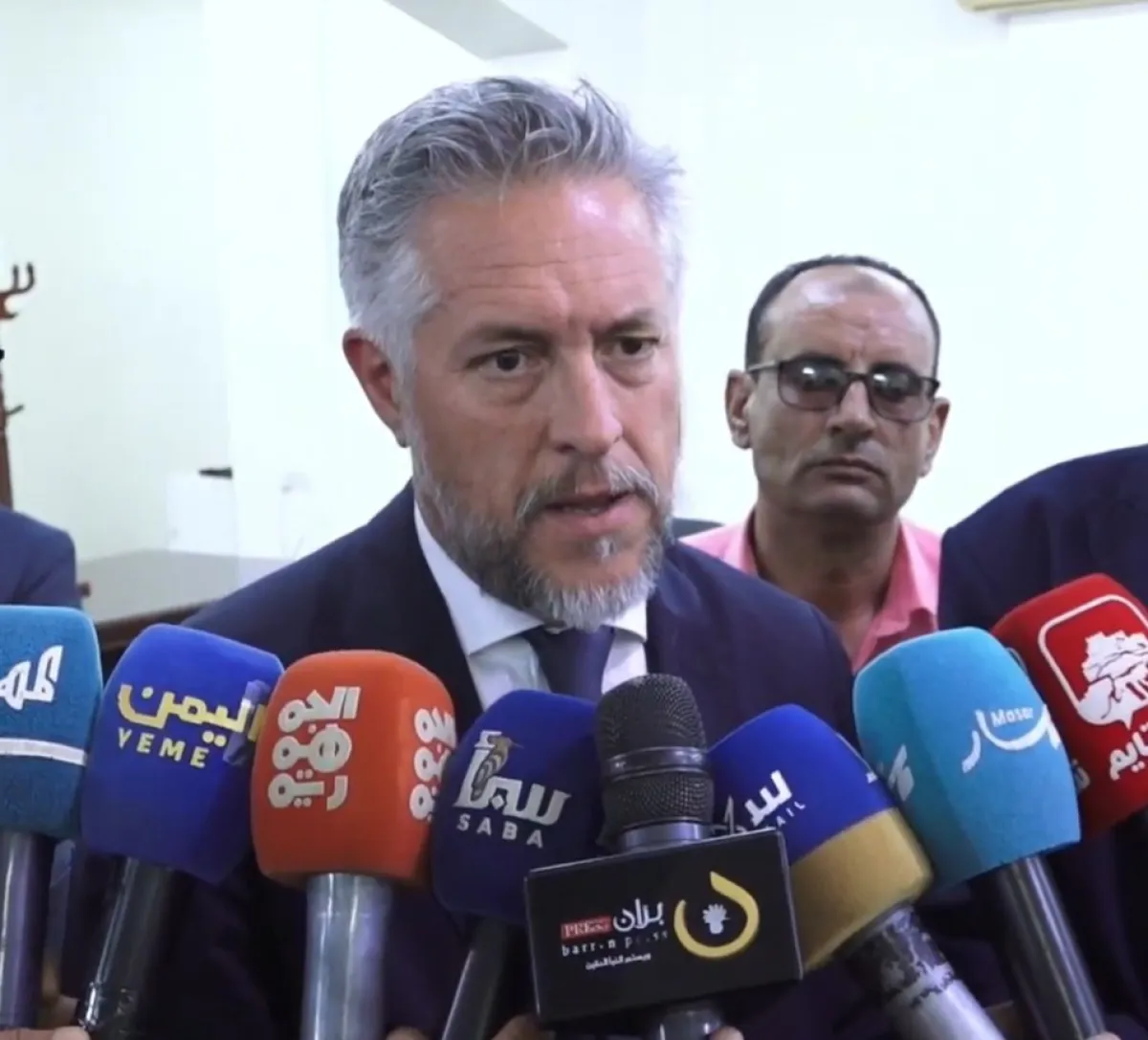 تغطية خاصة | سفير الاتحاد الأوروبي يزور تعز في أول زيارة للمدينة ومسؤول محلي يتحدث لـ“برّان برس” عن أهميتها ونتائجها المباشرة للمحافظة