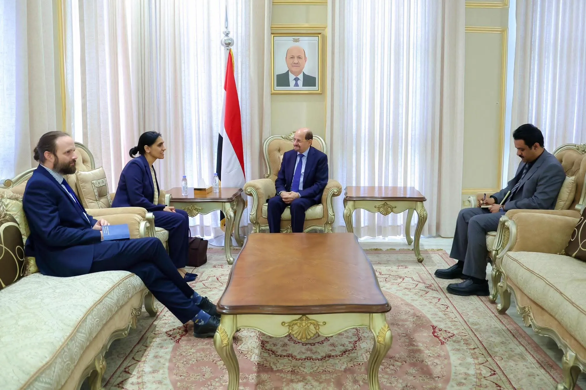 رئيس الحكومة اليمنية يُشيد بالموقف البريطاني المساند للحكومة