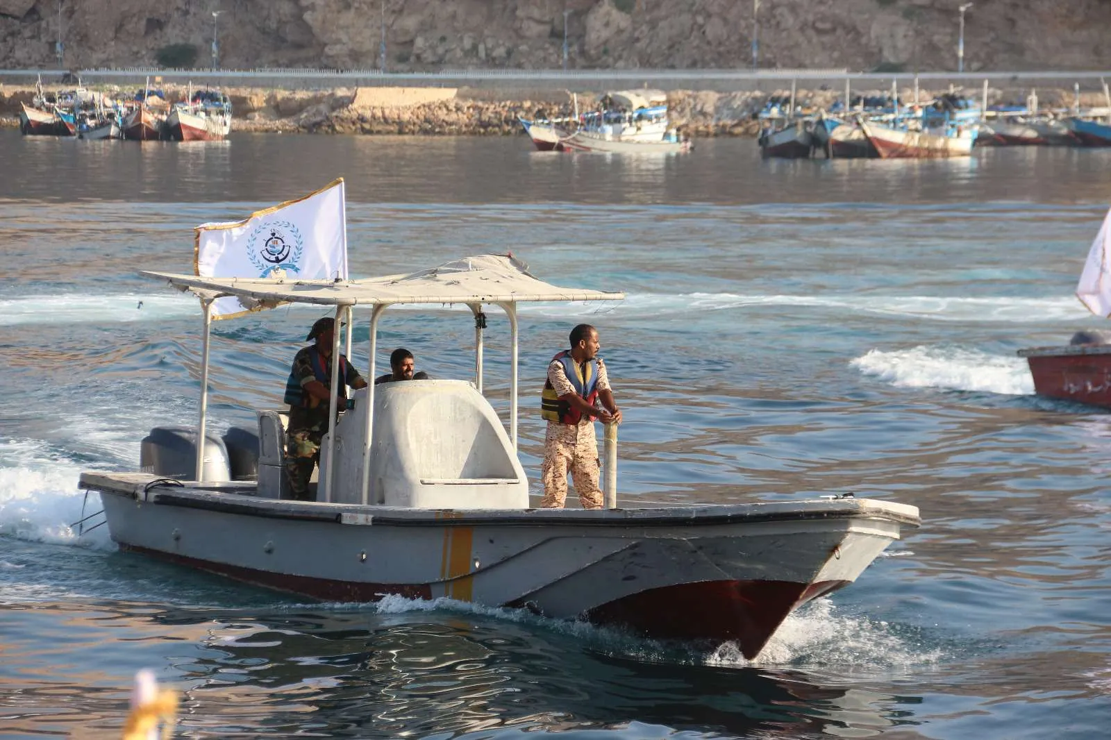 قوات خفر سواحل حضرموت تدشن حملة لتنظيف حوض ميناء المكلا بمشاركة جمعية غواصي حضرموت