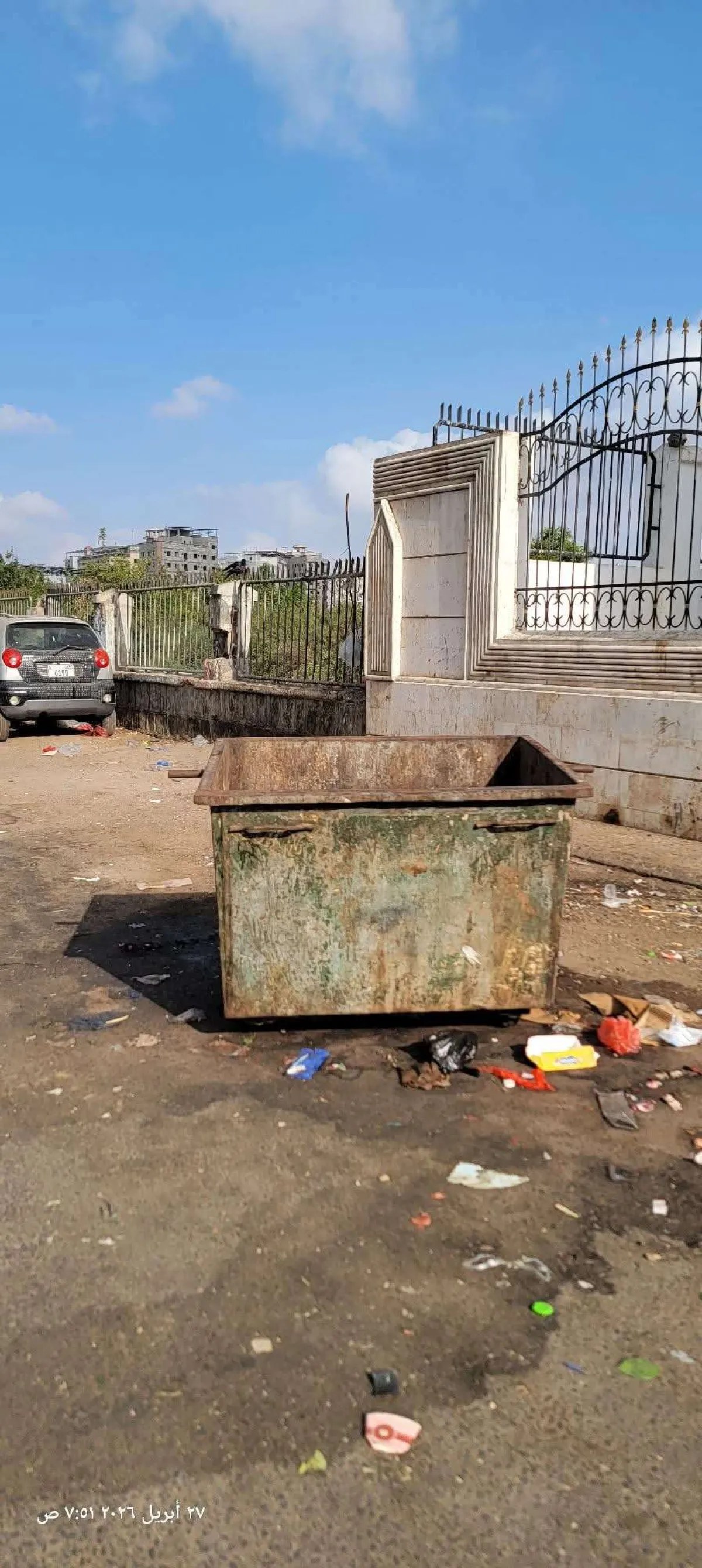 صورة وتعليق .. القمامة خارج الحاويات ومشهد يثير استياء المواطنين بعدن