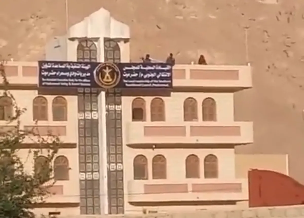 الانتقالي المنحل يتوعد بتصعيد شعبي بعد إغلاق مقره في وادي حضرموت