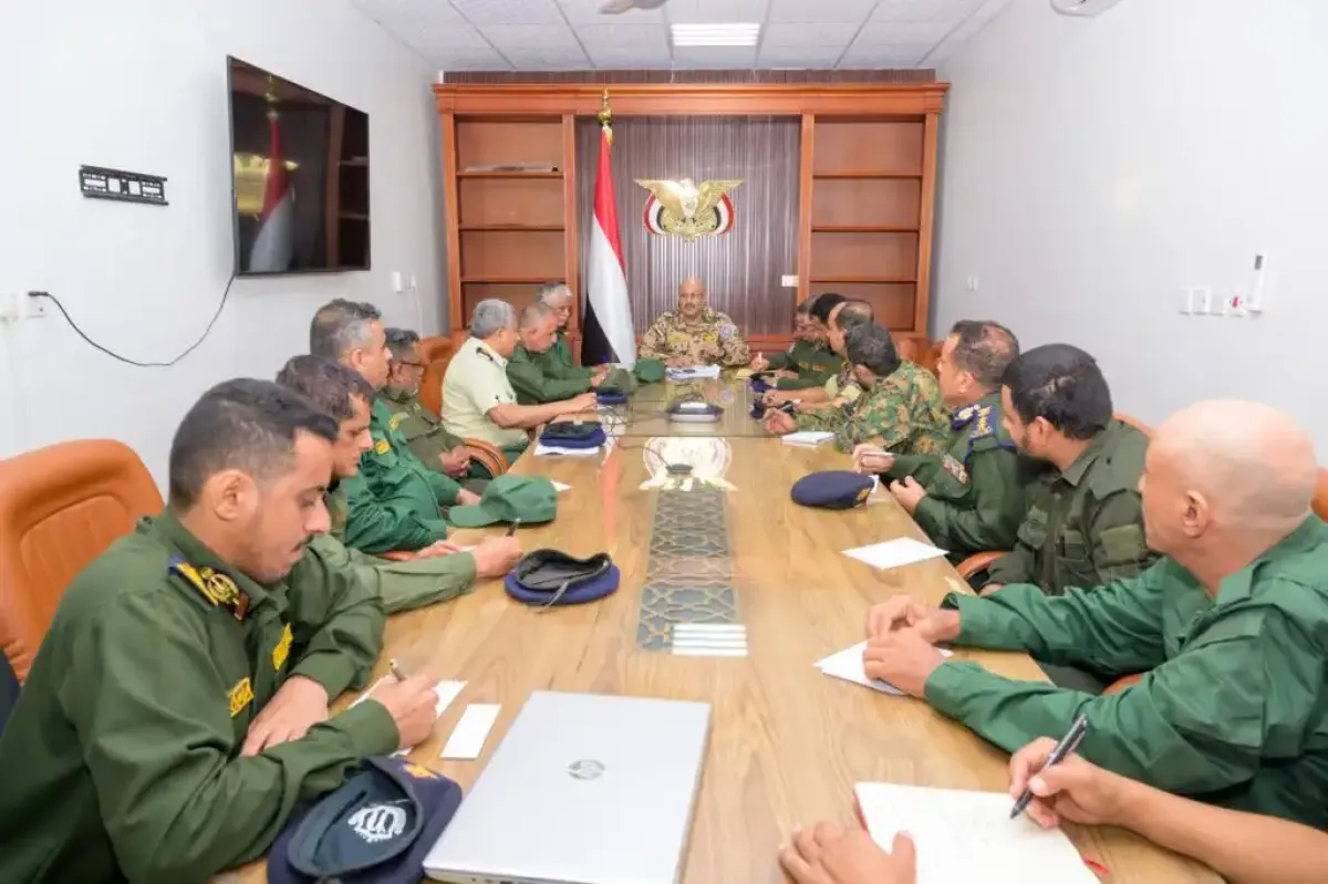 عضو مجلس القيادة طارق صالح يطلع على إصلاحات وزارة الداخلية ويترأس اجتماعاً لقطاع الأمن في الساحل الغربي