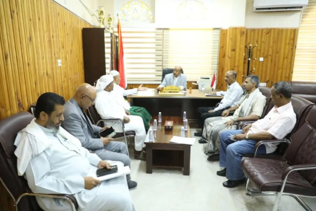 الوكيل بارباع يناقش أنشطة جمعية وكالات حضرموت للسفر والسياحة لتنظيم وتطوير قطاع السفر والسياحة بالمحافظة 