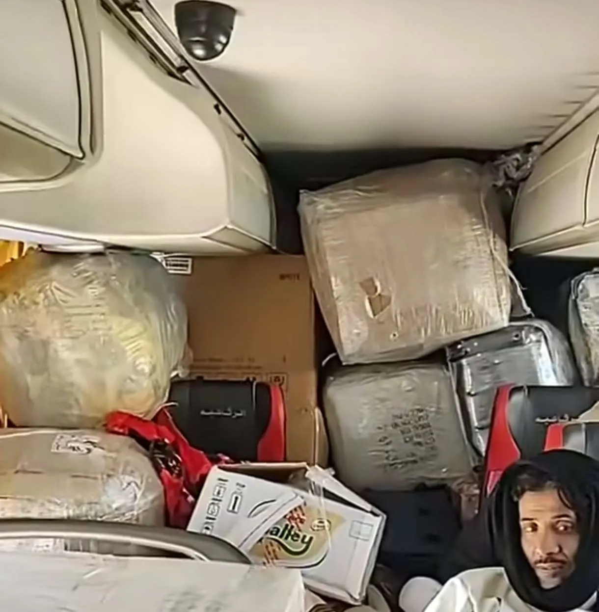 الهيئة العامة لتنظيم شؤون النقل البري توضح بشان قيام حافلة نقل ركاب بتحميل البضائع بجانب المسافرين