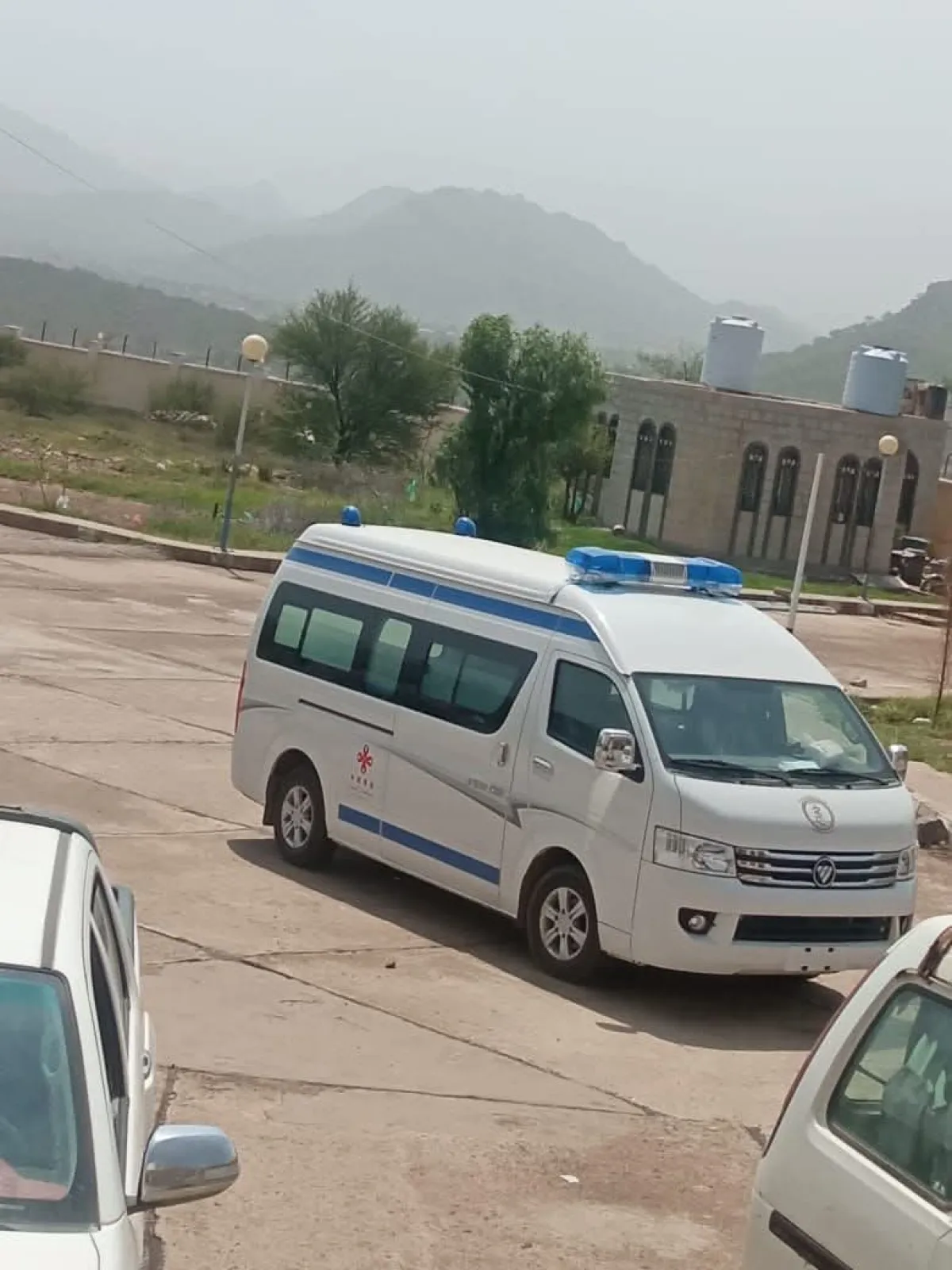 شاهد صورة لسيارة إسعاف حكومي بالضالع متوقفة منذ تسليمها لسبب لا يخطر على بال!