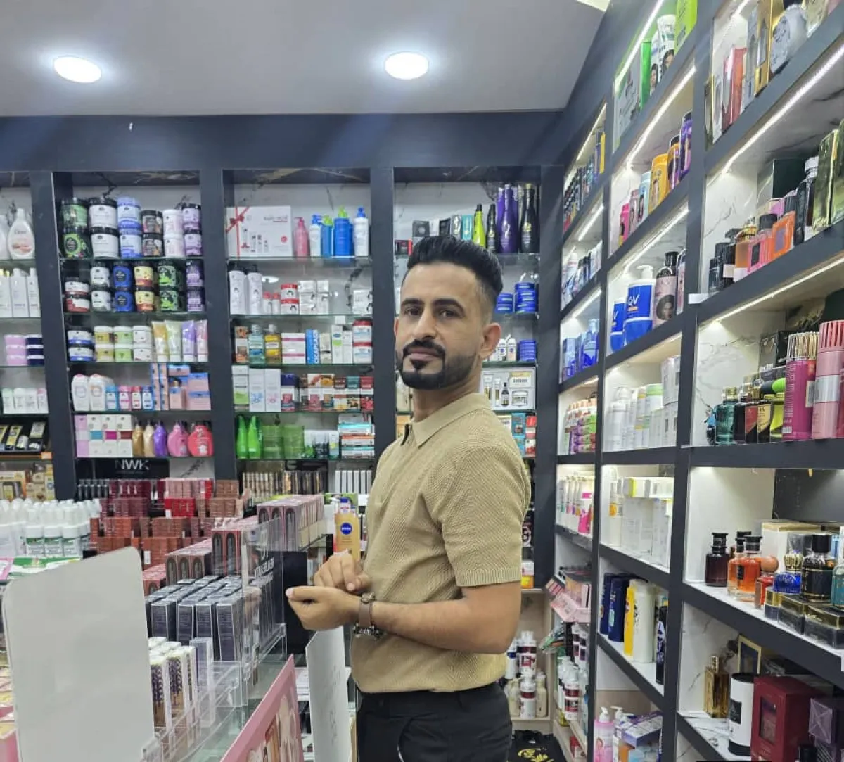 الشيخ حسين عمر علي بدحيل يهنئ الشاب الخلوق المهندس أنيس الخضر منصور مدير العلاقات العامة لسيتي ستار مول بمناسبة الخطوبة 