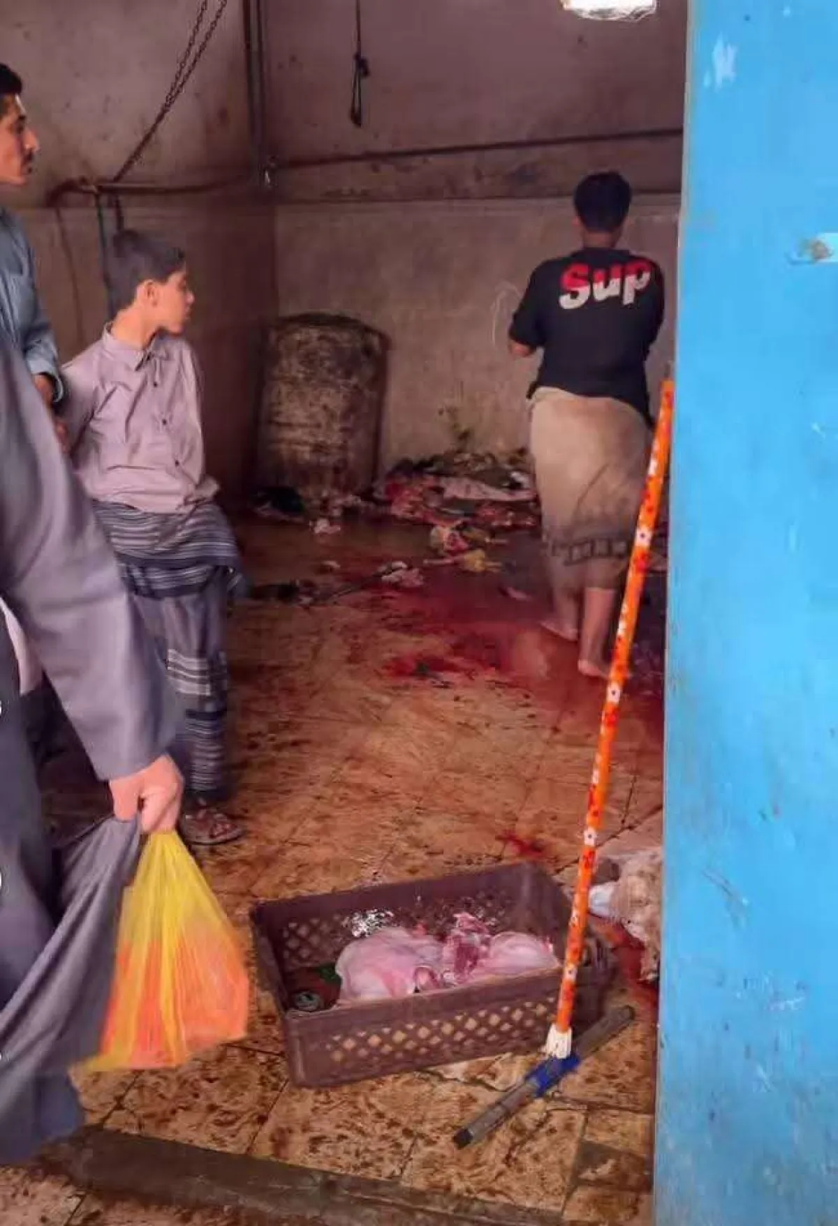 مواطنون يعبرون عن استياءهم بشأن الوضع الصحي في سوق اللحوم