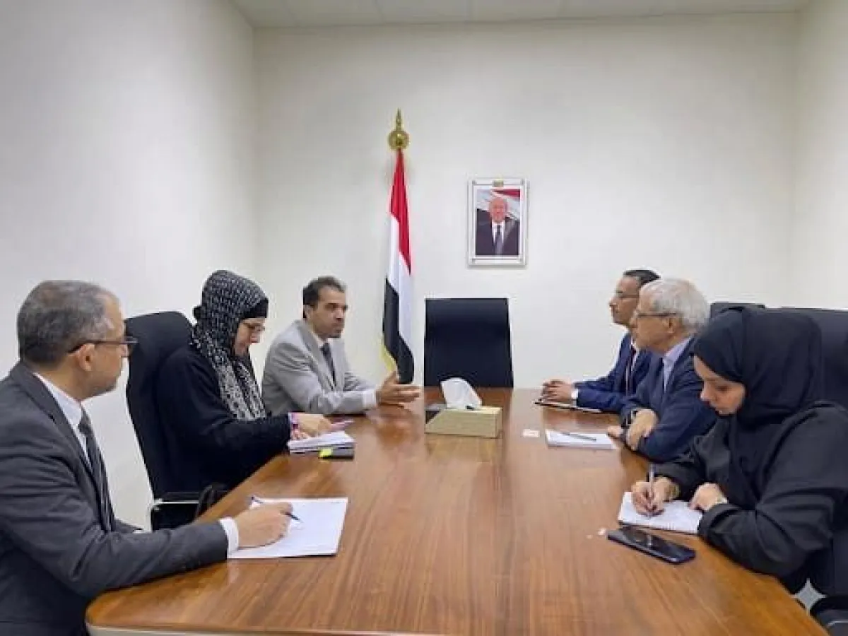 نائب وزير الخارجية يلتقي رئيس بعثة الصليب الأحمر في عدن بمناسبة انتهاء فترة عمله