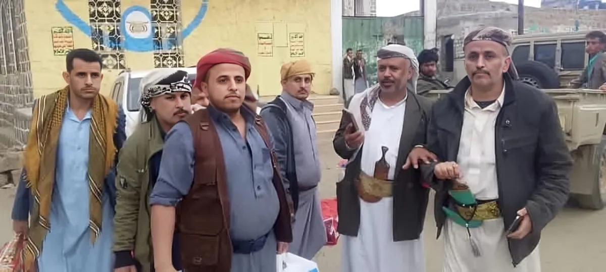 الحوثيون يفرجون عن عدد من أقارب الشيخ “صالح حنتوس” بعد نحو 10 أشهر من اختطافهم