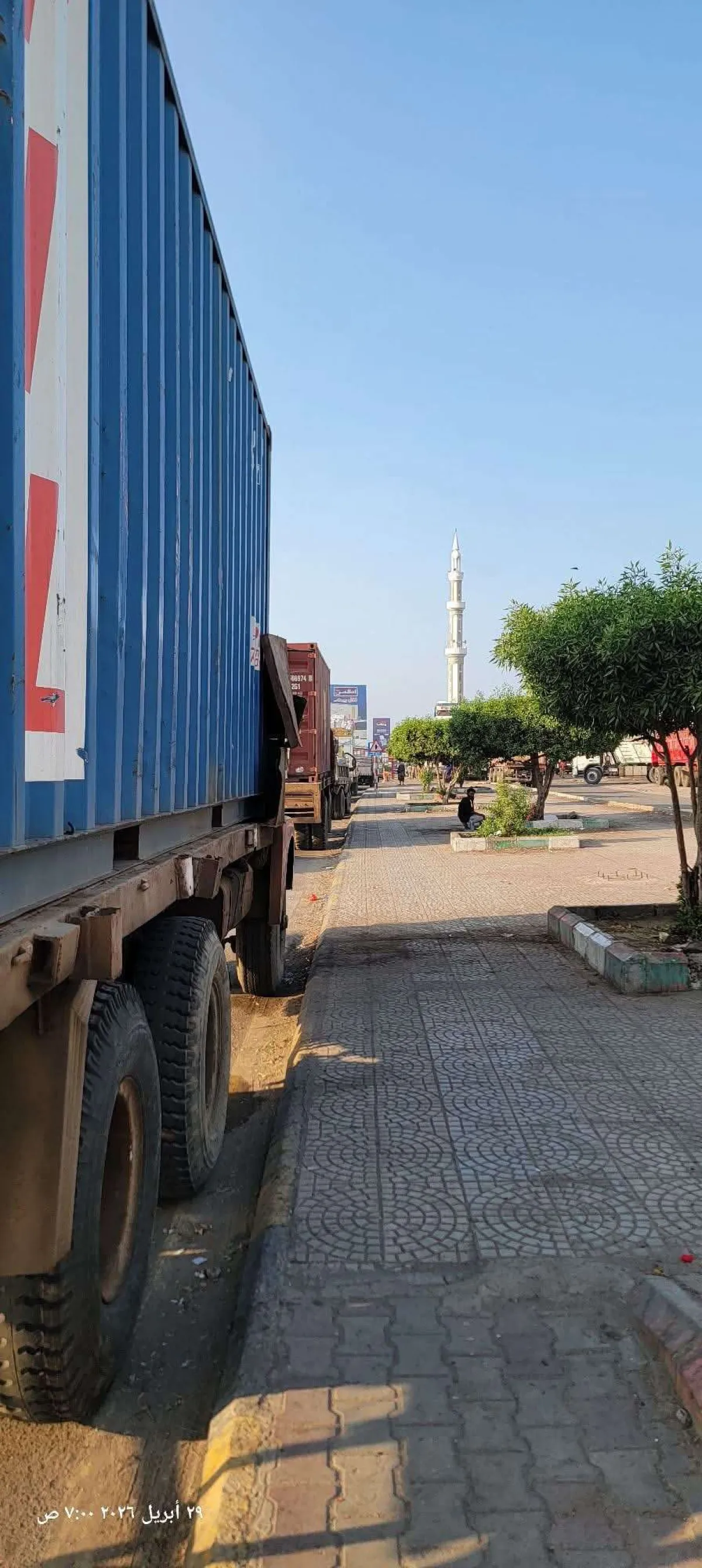 طوابير شاحنات طويلة بانتظار هذا الامر في عدن