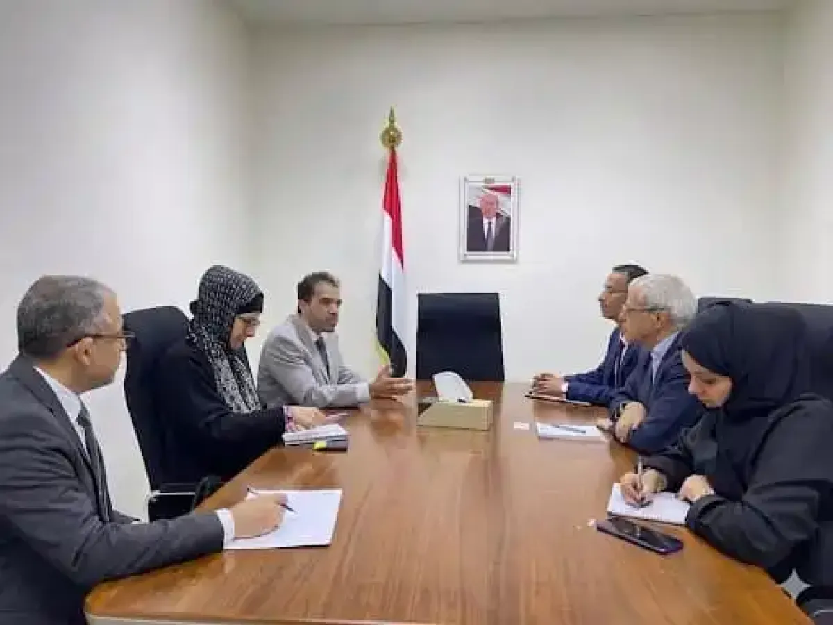 نائب وزير الخارجية يلتقي رئيس بعثة الصليب الأحمر في عدن بمناسبة انتهاء فترة عمله