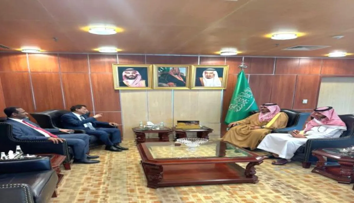 محافظ المهرة يلتقي السفير آل جابر في الرياض لبحث تعزيز المشاريع التنموية والترتيب لافتتاح مدينة الملك سلمان الطبية