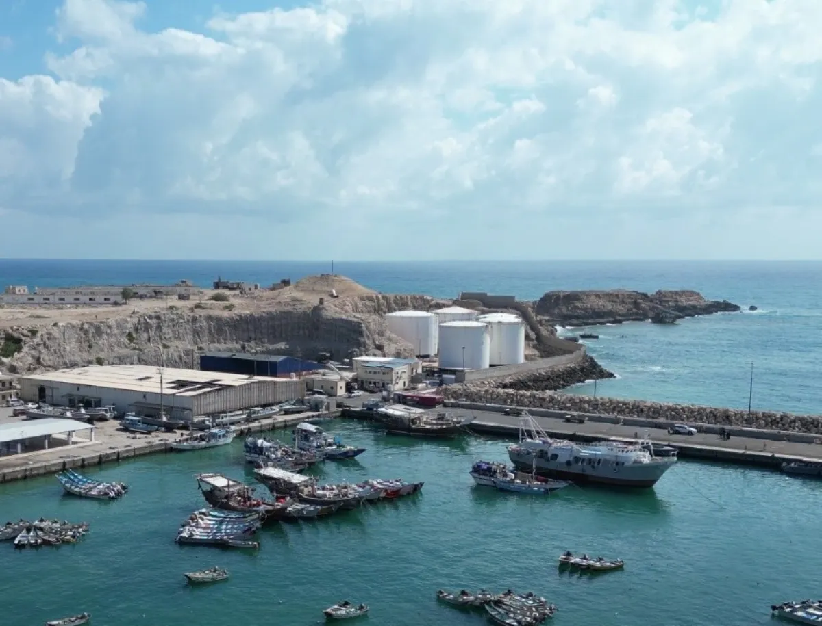 بتوجيهات من  “رشاد العليمي”.. إعادة العمل في ميناء نشطون بالمهرة لاستقبال سفن المشتقات النفطية والبضائع