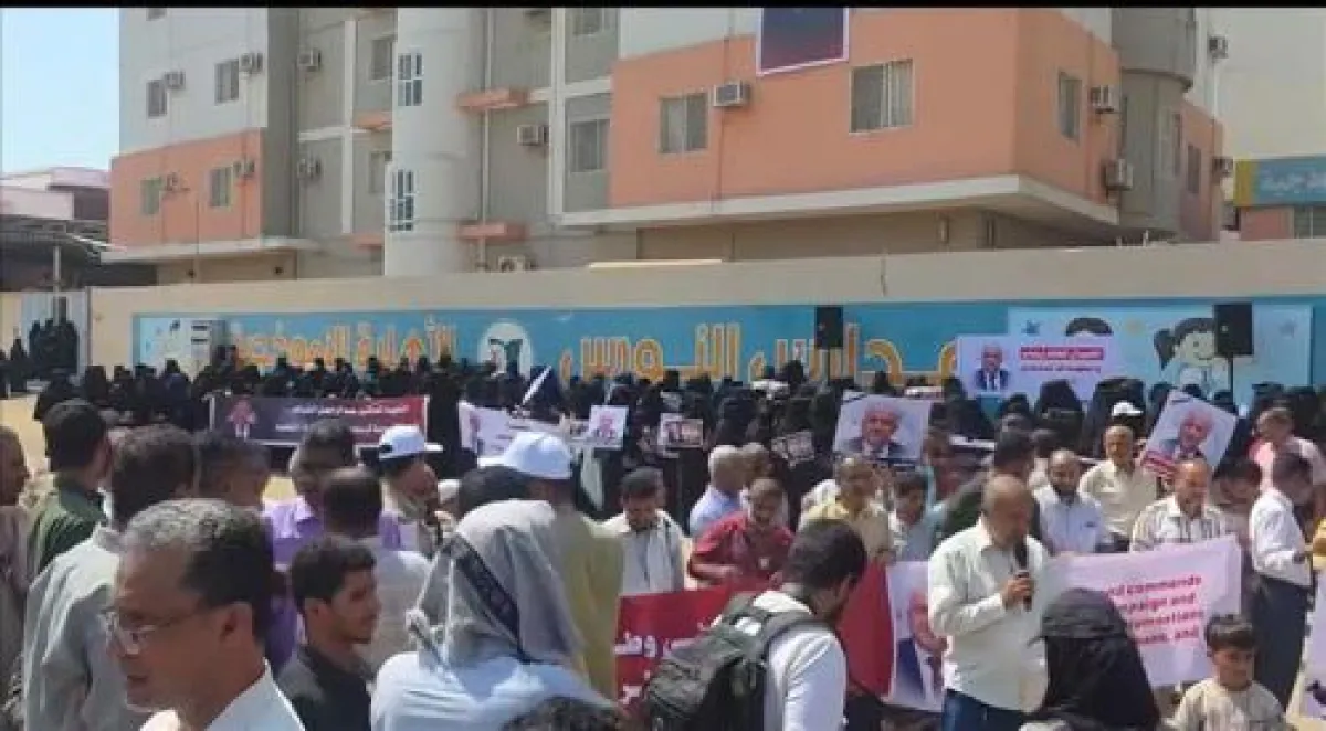 وقفة احتجاجية غاضبة في عدن تطالب غاضبة بكشف قتلة التربوي عبدالرحمن الشاعر