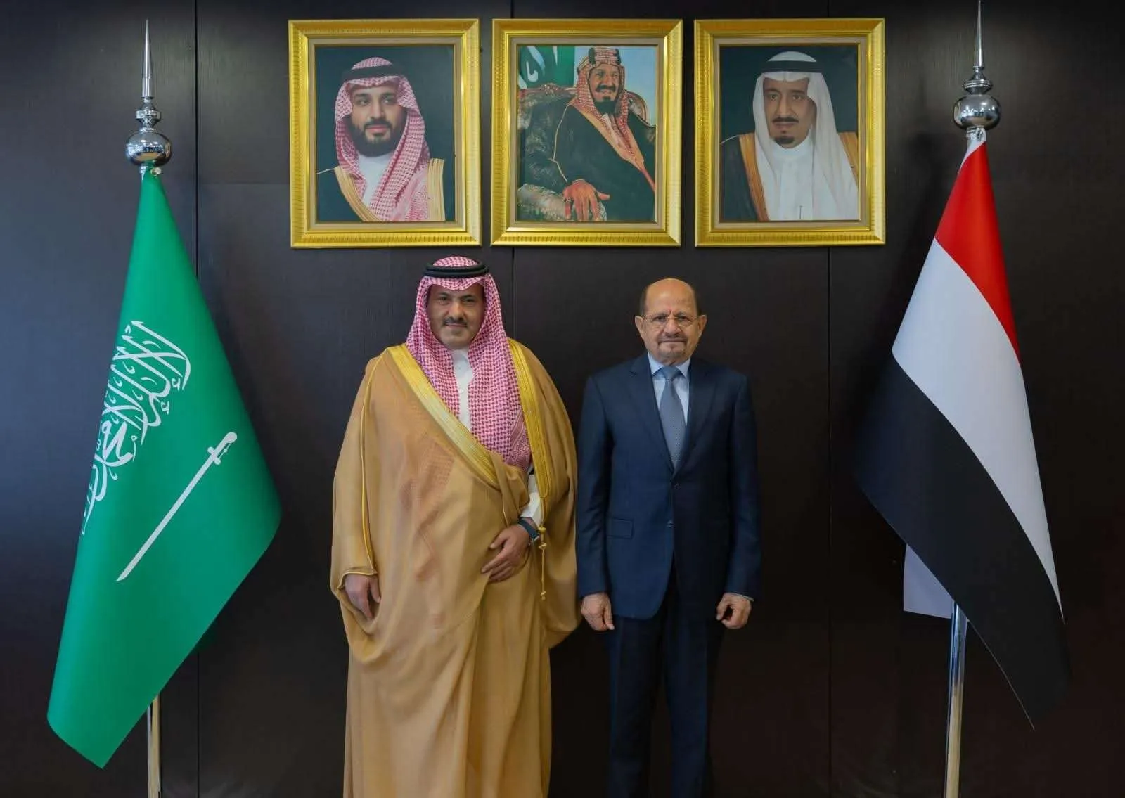 رئيس الوزراء اليمني يشيد بالدعم السعودي ويؤكد أهمية مشاريع الإعمار والتنمية