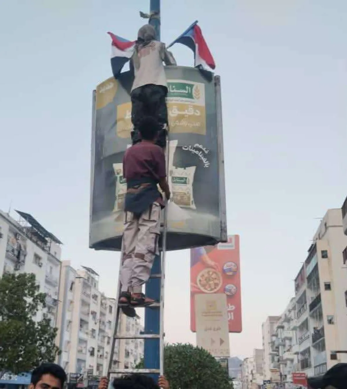 توقيف ستة شبان في المعلا بعد رفع أعلام الجنوب والتحفظ على مركبتهم