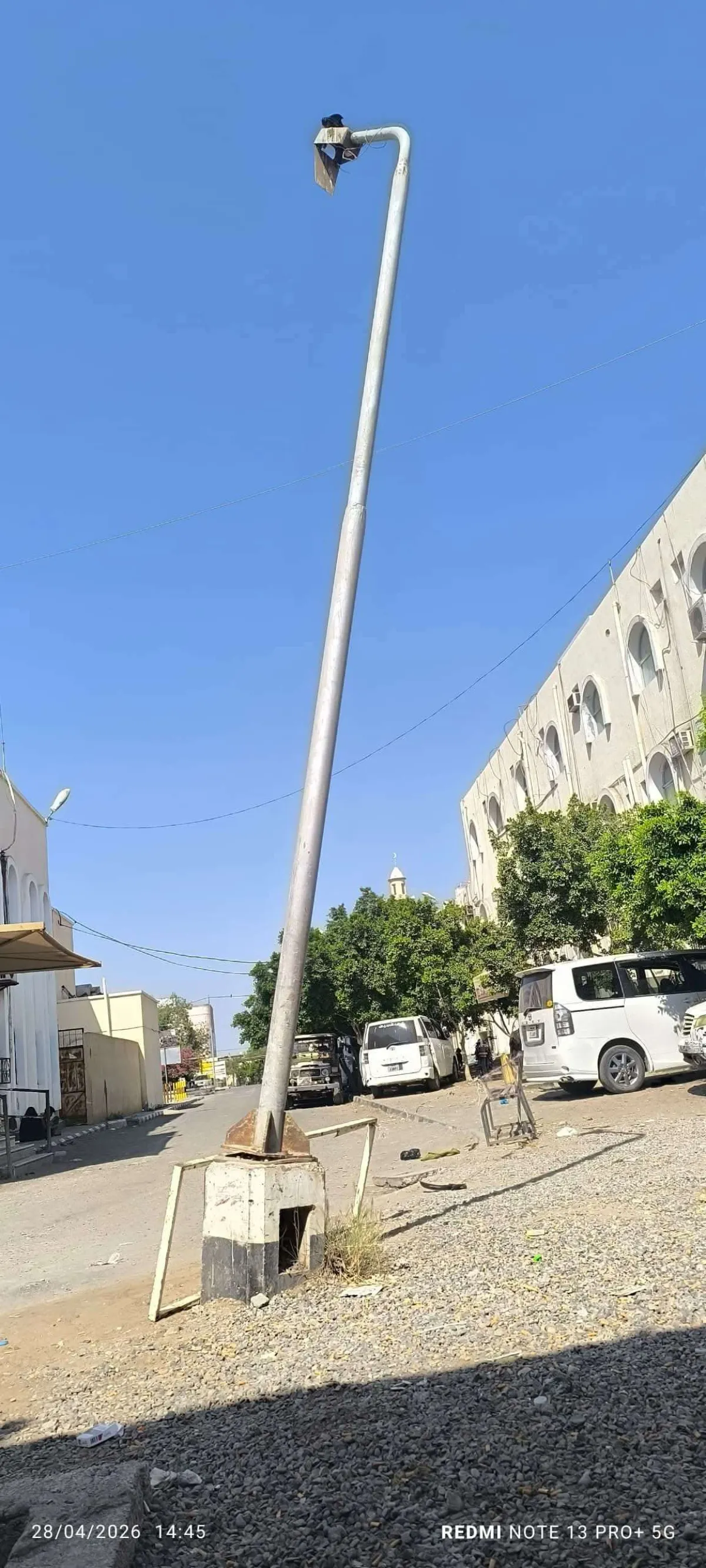 تحذيرات من عمود مهدد بالسقوط في ساحة اهم مستشفى بلحج