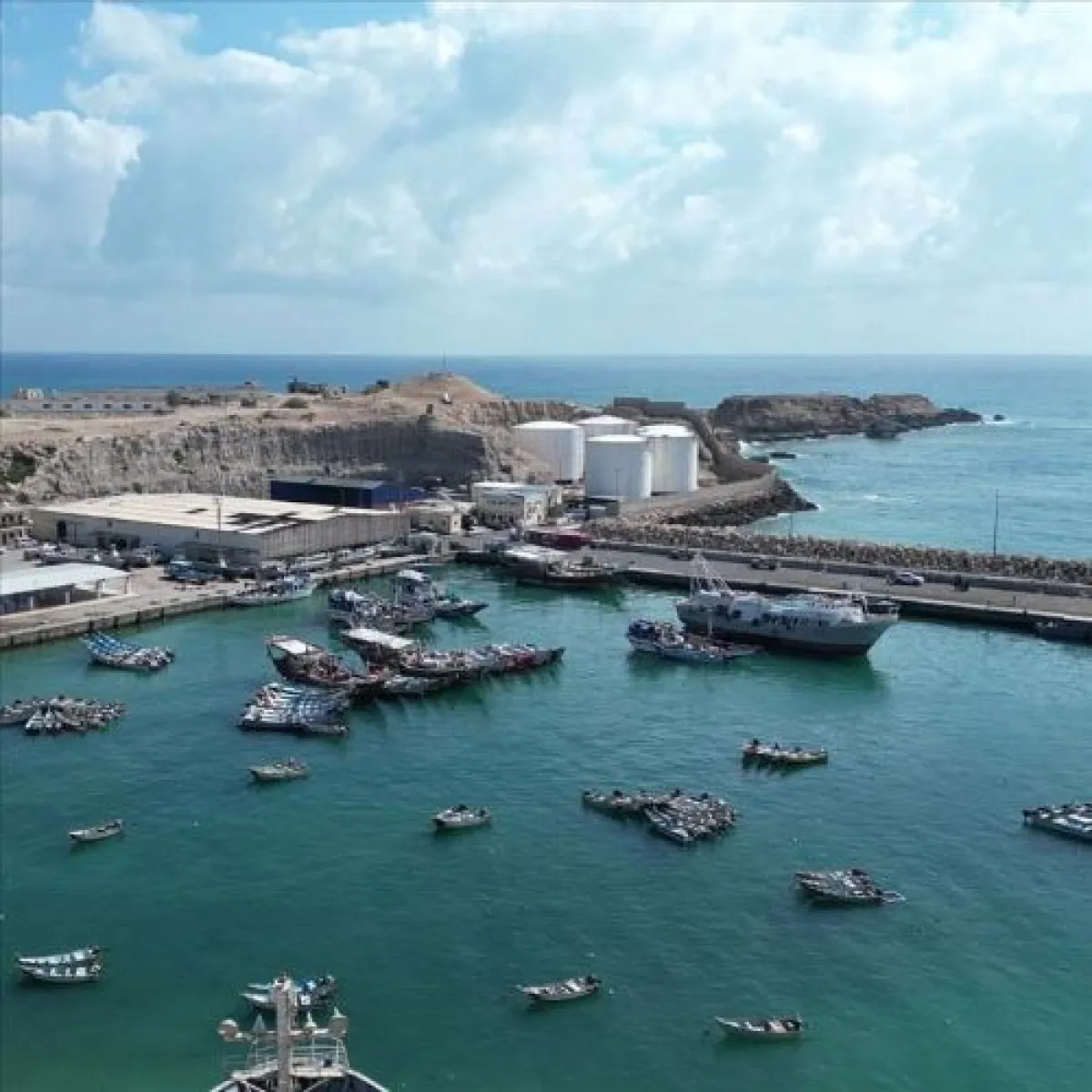 توجيهات رئاسية برفع قرار إيقاف العمل واستئناف النشاط في ميناء نشطون بالمهرة