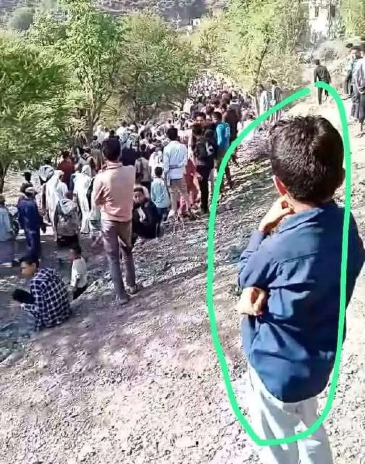 طفل شهيد يودّع والده في مشهد مؤلم يهز القلوب