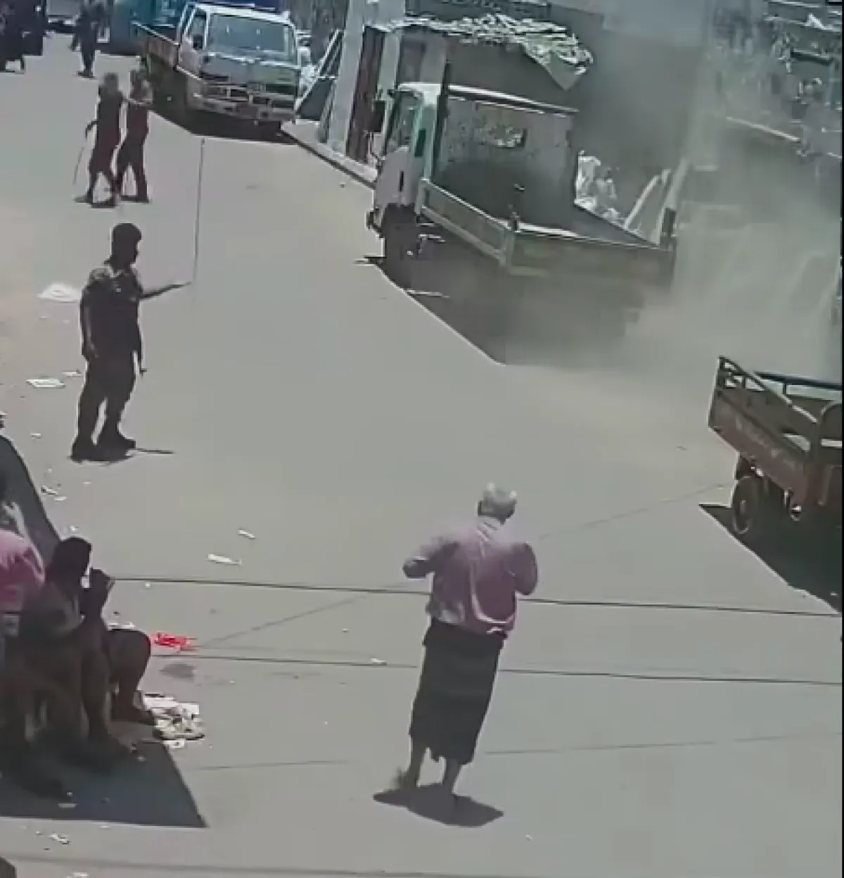 حادث مفاجئ في شارع بعدن يوثق رد فعل سريع لجندي