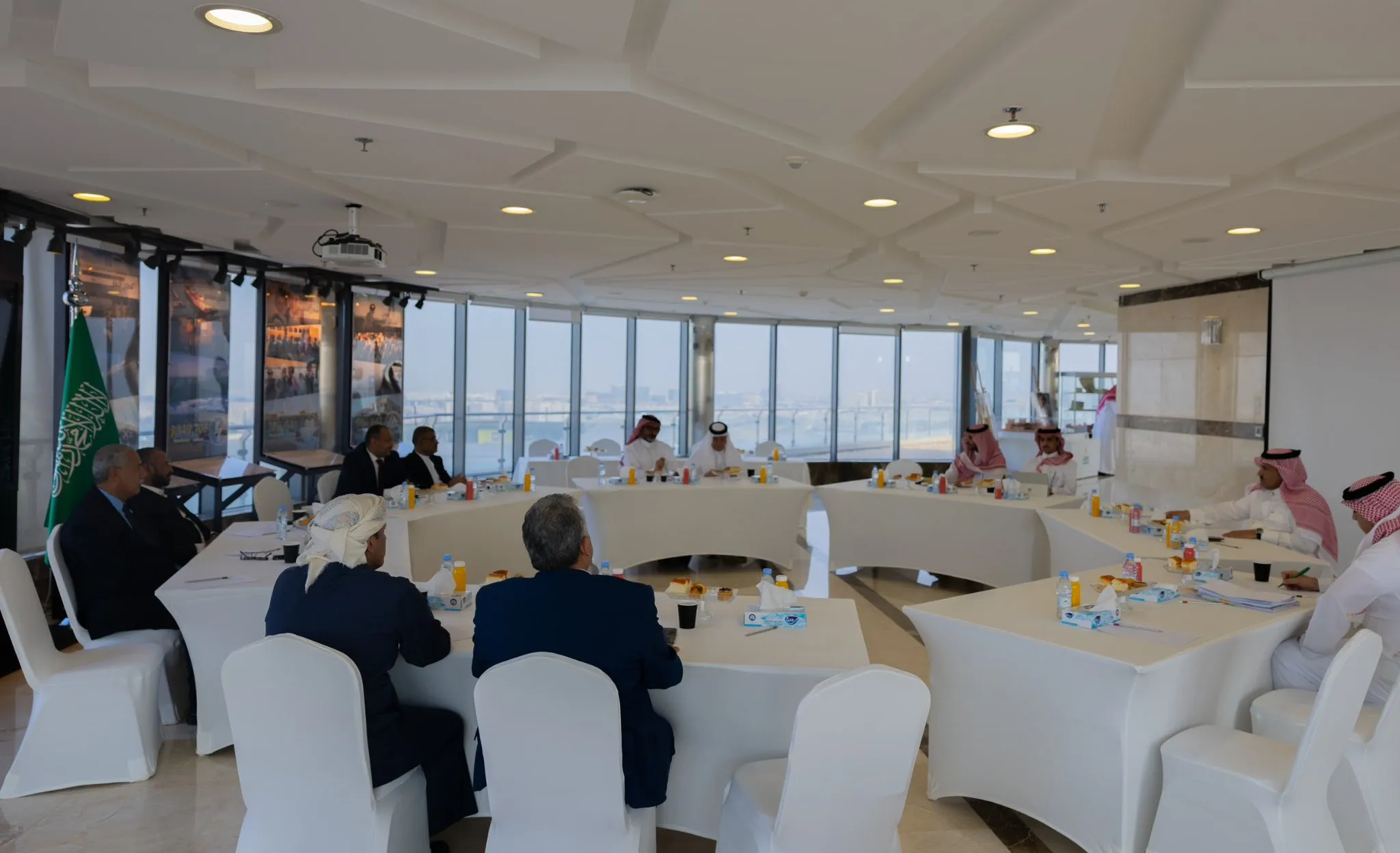 السفير السعودي يواصل مشاوراته مع قيادات جنوبية بشأن التحضيرات لمؤتمر الحوار الجنوبي