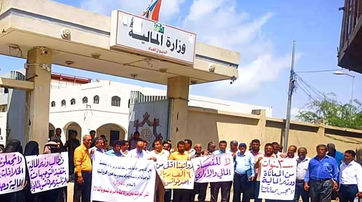 الحكومة اليمنية تنفي عجزها عن صرف مرتبات الأمن والجيش وتؤكد استمرار الصرف وجدولة المتأخرات