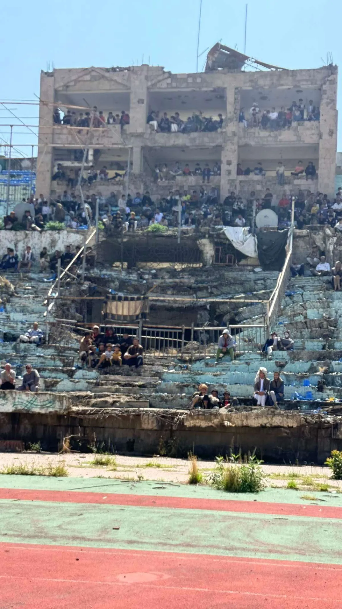 صورة بألف معنى .. صورة من مباراة بالدوري تثير تفاعلا واسعا