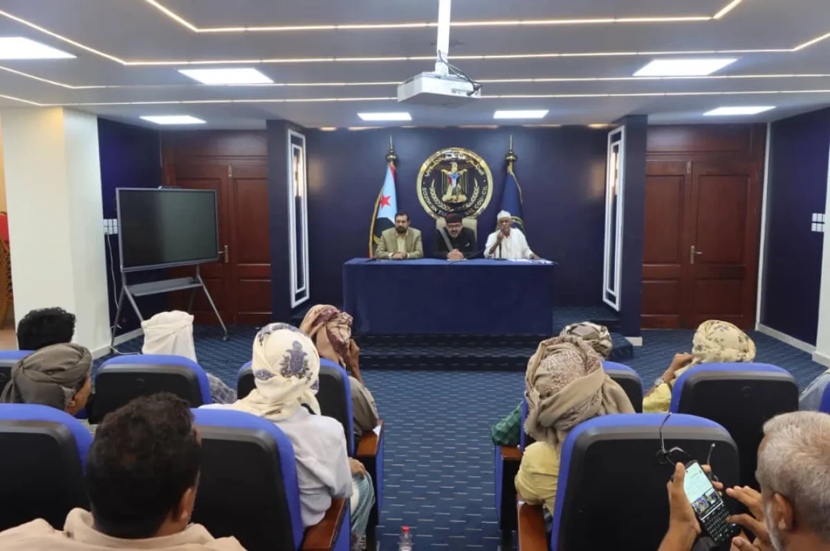 خلال لقاءه مع عدد من قبائل وأعيان محافظة أبين .. اليزيدي: أبين هي رمز البطولة ومنبع الرجال ومهد النضال
