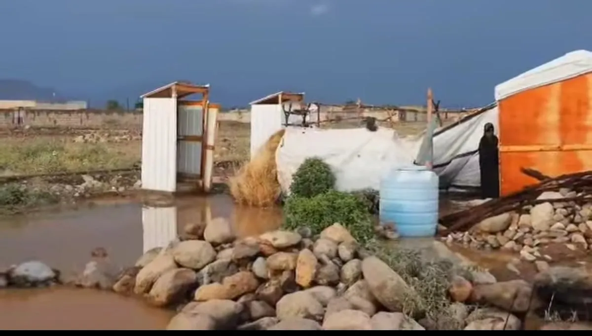 سيول الأمطار تُفاقم معاناة النازحين في مدينة حيس بالحديدة 