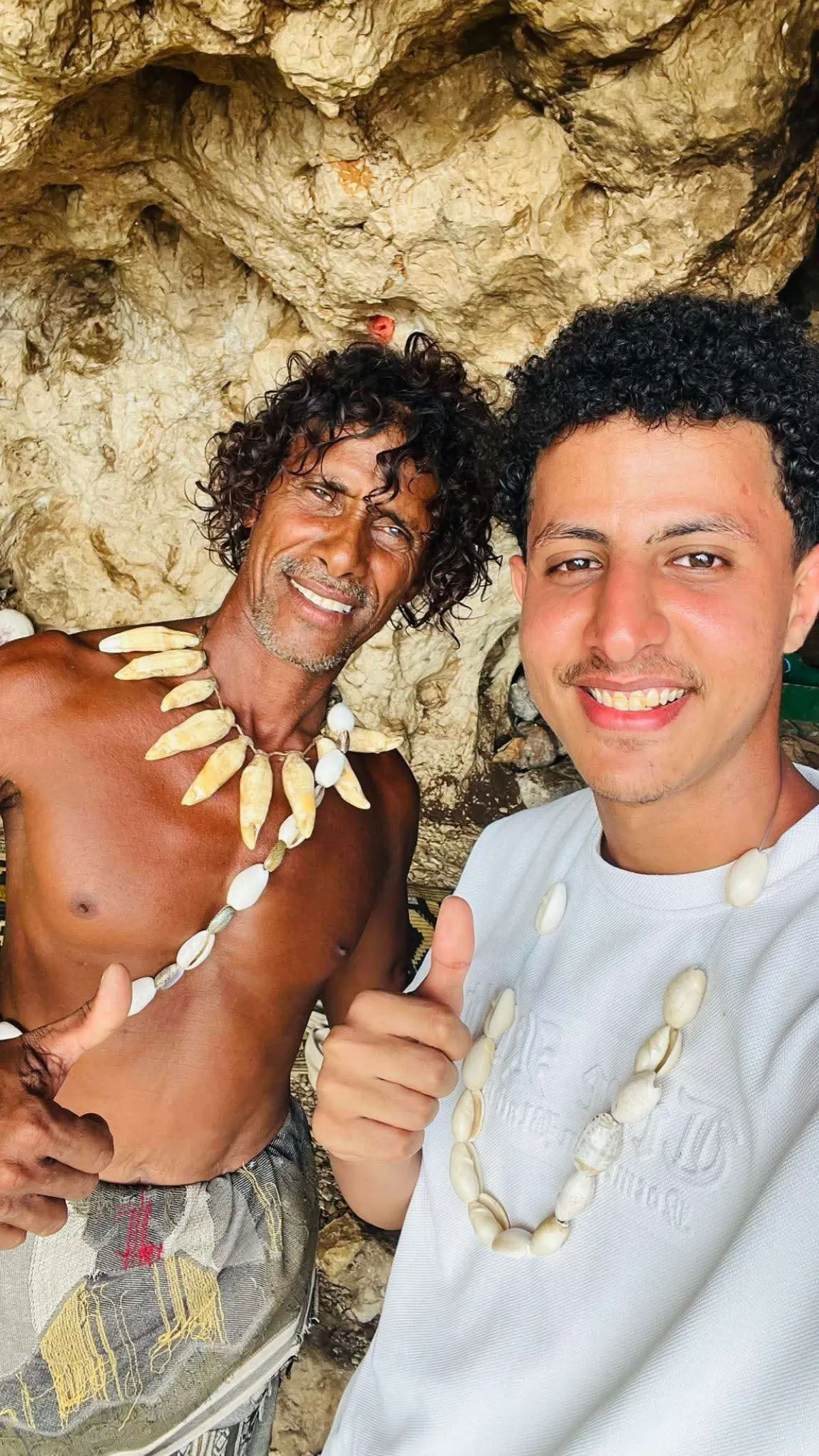حارس "الأحلام" في ضيافة "رجل الكهف" .. وضاح الردفاني يوثق رحلته في عمق الطبيعة السقطرية