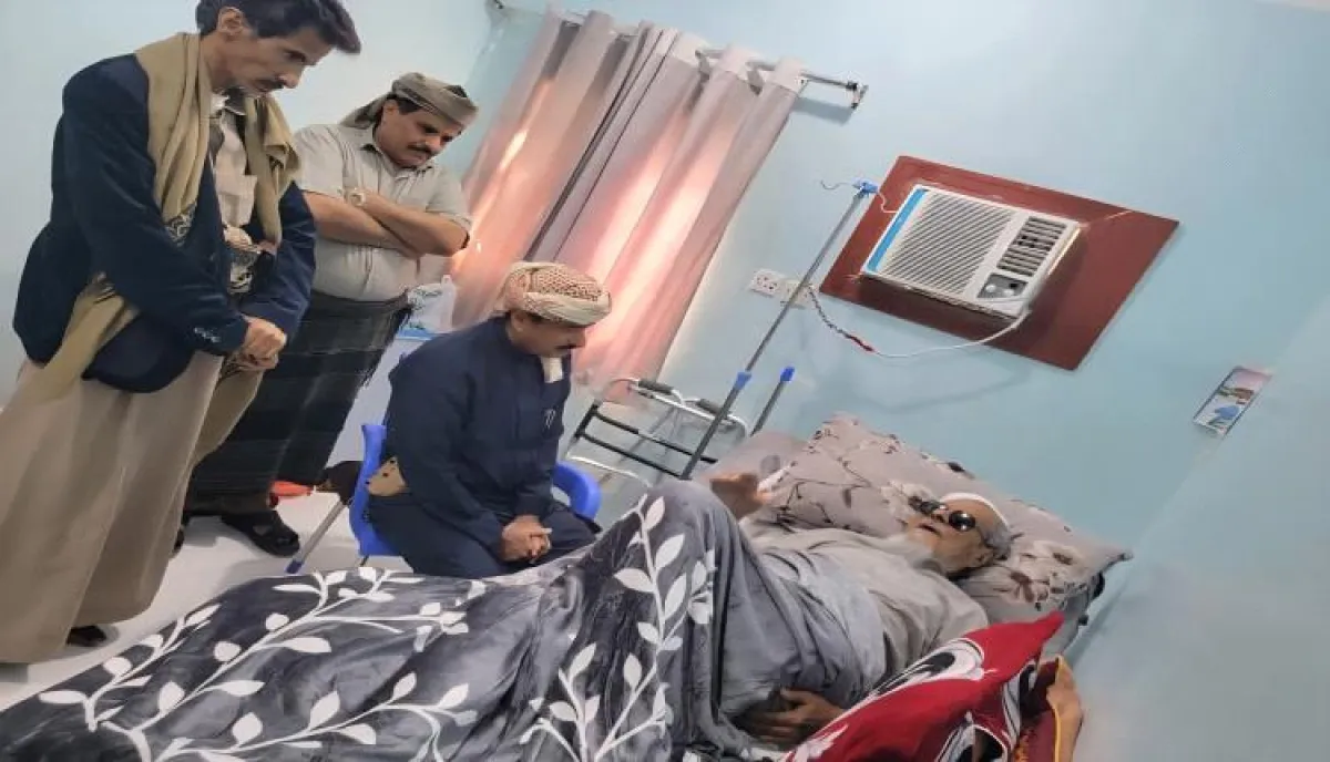 المحافظ بن الوزير يطمئن على صحة الشيخ الذيب بن مسعد الخليفي