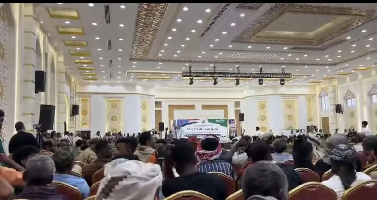ظهور عيدروس الزبيدي خلال مؤتمر لمكون فادي باعوم