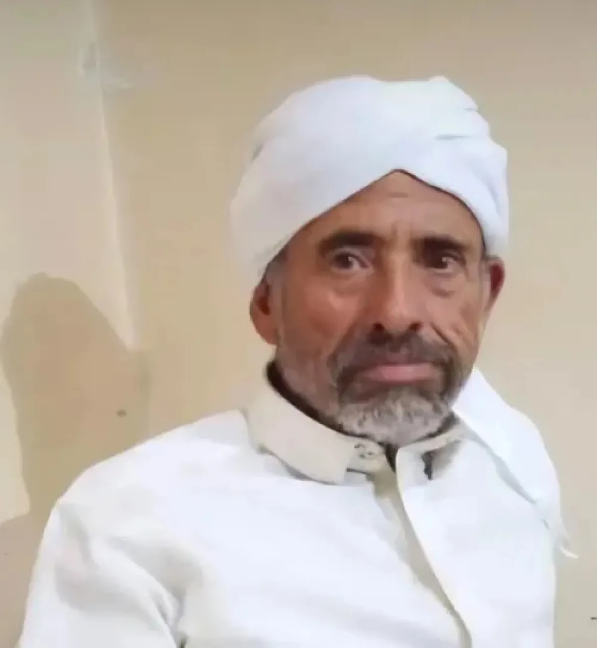 العثور على مُسن مُلقى على الطريق بعد تعرّضه للضرب وسلب أمواله